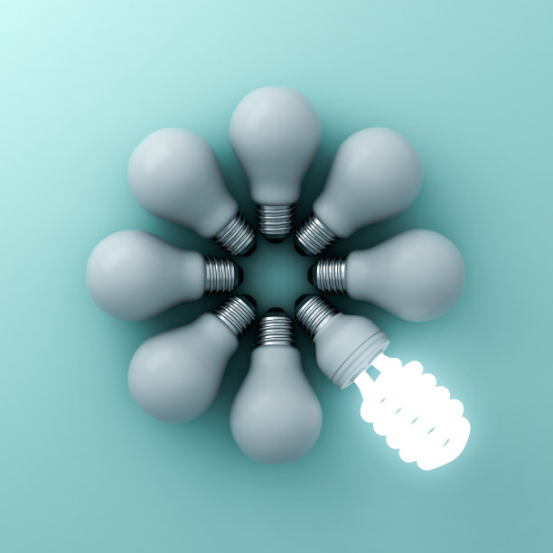 环保节能灯泡，一个发光的荧光灯从未点亮的白炽灯在绿色背景个性和不同的创意概念图片下载