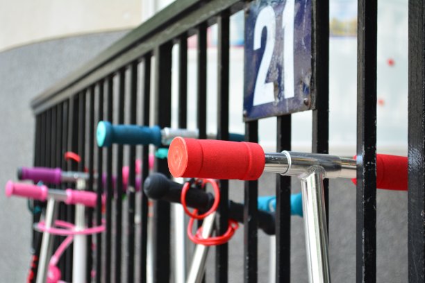 儿童滑板车的车把停在城市里图片下载