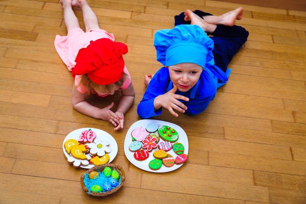 小男孩和小女孩在做复活节饼干图片下载