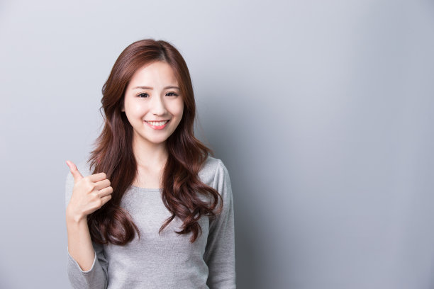 女人竖起大拇指图片下载