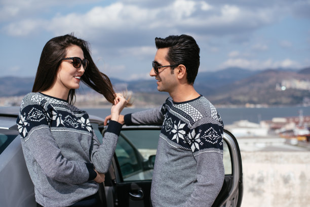 快乐的年轻夫妇与汽车图片下载