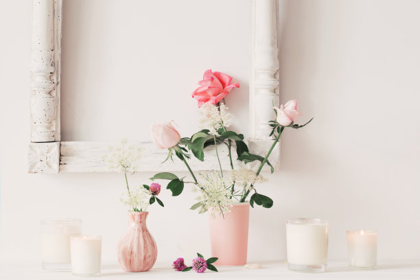 花瓶上插着花，白色背景上插着蜡烛图片下载