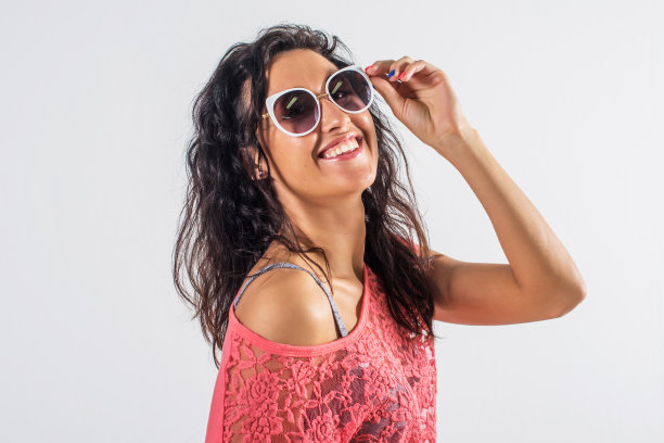 工作室肖像的一个顽皮的女孩有乐趣，戴墨镜图片下载