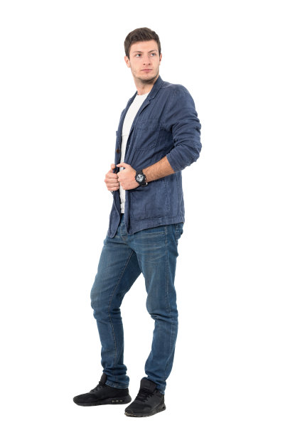 男时装模特在牛仔衬衫和牛仔裤回头看图片下载