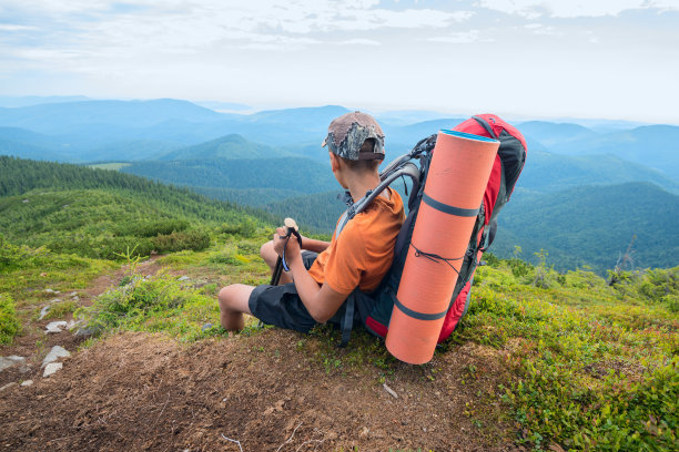 背着背包的年轻徒步旅行者图片下载