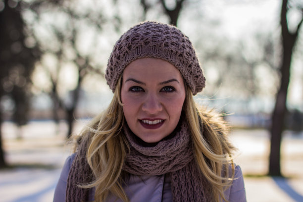 冬日里的金发女郎图片下载