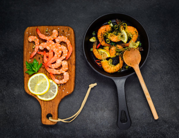 烹饪大虾在顶视图图片下载