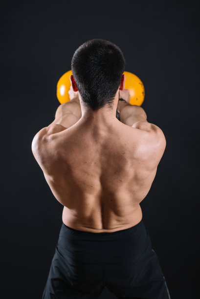 肌肉强健的健身教练举起壶铃图片下载