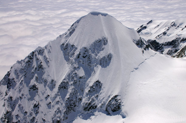 白雪皑皑的峰会图片下载