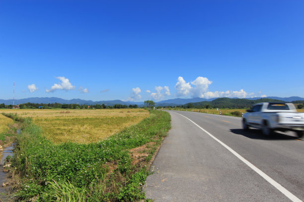 卡车行驶在车道上，背景是蓝天图片下载
