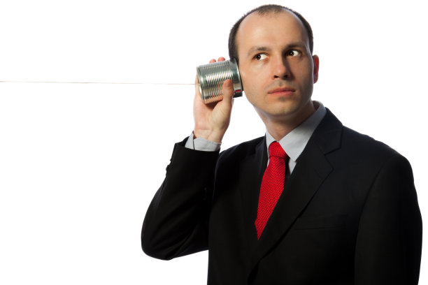 男人通过老式的电话听图片下载