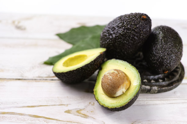 绿色的成熟鳄梨，叶子闭合素材图片