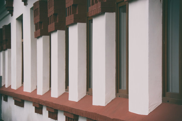 建筑物的白色柱子，灰泥柱子图片下载