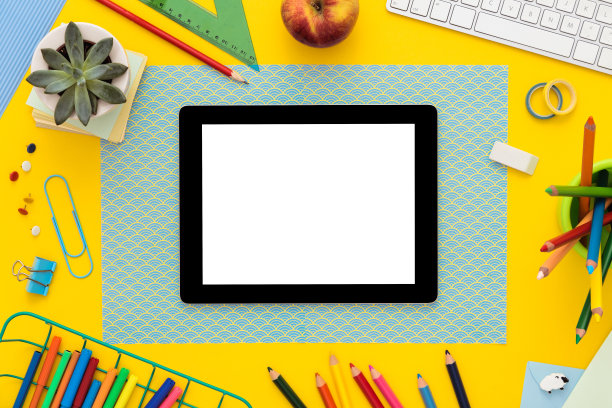 彩色背景与空白平板。创造性的桌子。从以上观点。图片下载