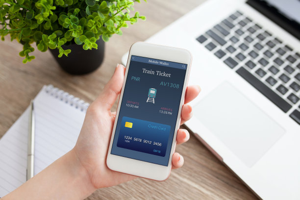 女性手里拿着手机和上网的火车票和笔记本图片下载