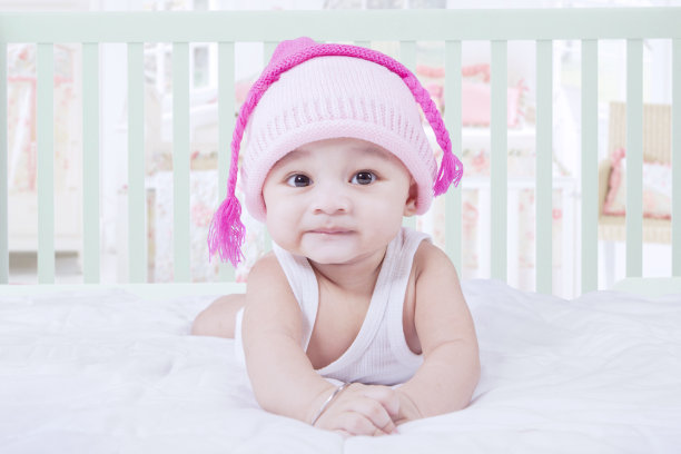 小男孩躺在卧室里图片下载