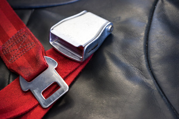 在飞机上系好安全带，图片下载