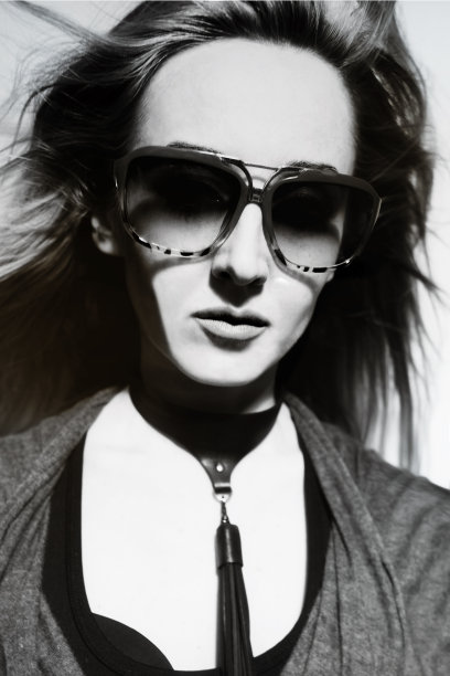 头发在风中飘动的女人图片下载