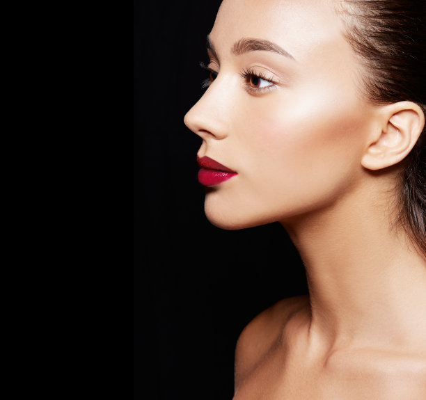 美丽的女人侧面孤立在黑色的背景。美容化妆形象。图片下载