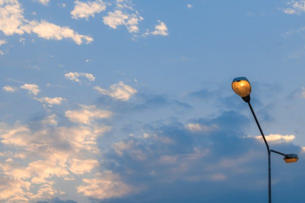 有蓝天背景的灯柱。空间的文本图片下载