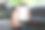 男人坐在轿车里，手里拿着电话图片下载