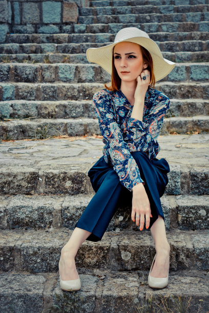 漂亮的年轻女子戴着帽子图片下载