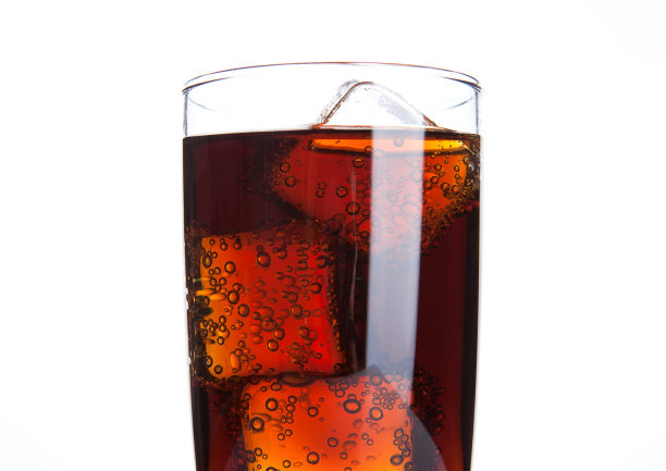 有冰块和气泡的可乐杯图片下载