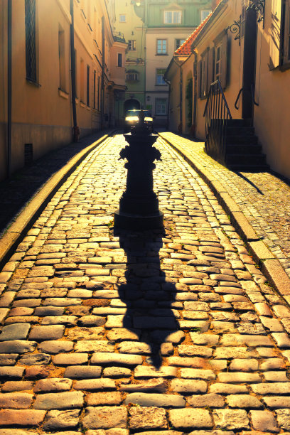 里加老城狭窄的鹅卵石街道图片下载