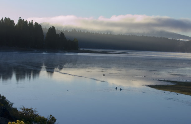 薄雾清晨，阿尔芒湖上日出图片下载
