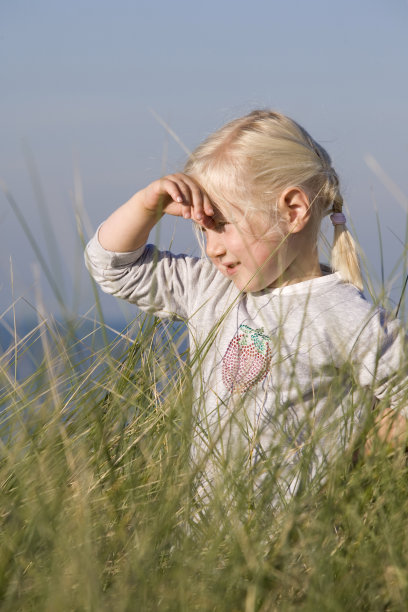 金发小女孩望着大海图片下载