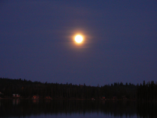 月亮在小屋图片下载