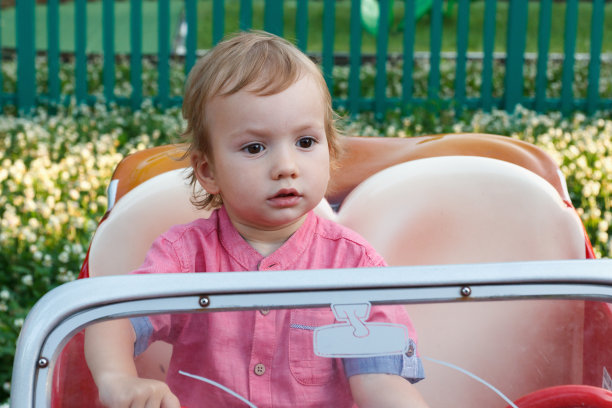 孩子们在电动汽车里玩耍，在操场外玩耍，快乐的童年。图片下载