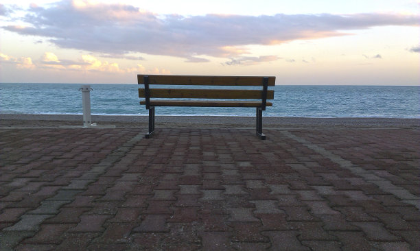 板凳和海洋图片下载