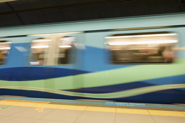从伊斯坦布尔驶来的模糊地铁列车图片下载