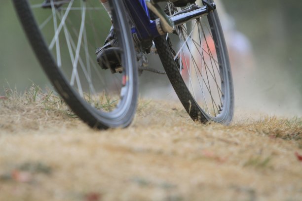 自行车车轮的行动图片下载