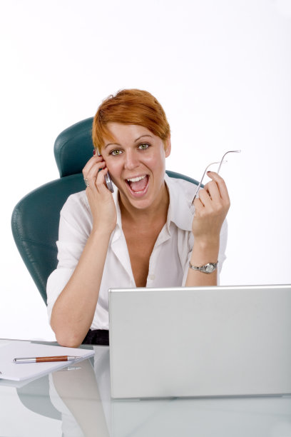 红头发的女人在办公室工作图片下载