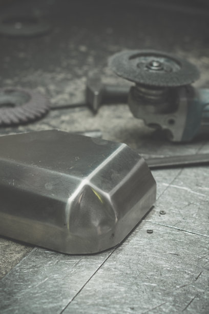 在铝表面上冲压而成的金属图片下载