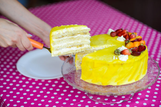 漂亮的白奶油蛋糕图片下载