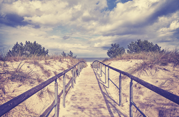 通往海滩的木制小路。图片下载