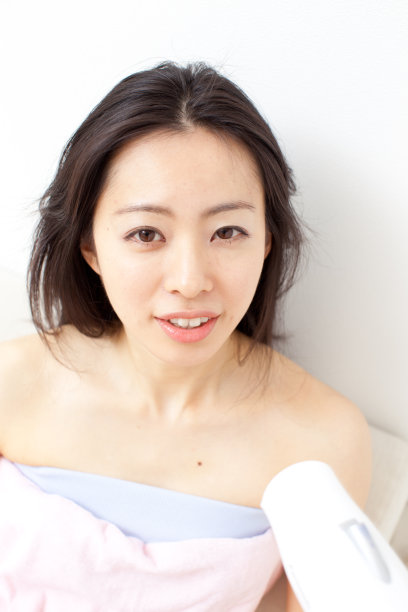 女人在吹头发图片下载