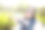 年轻女孩戴着太阳镜用智能手机自拍图片下载