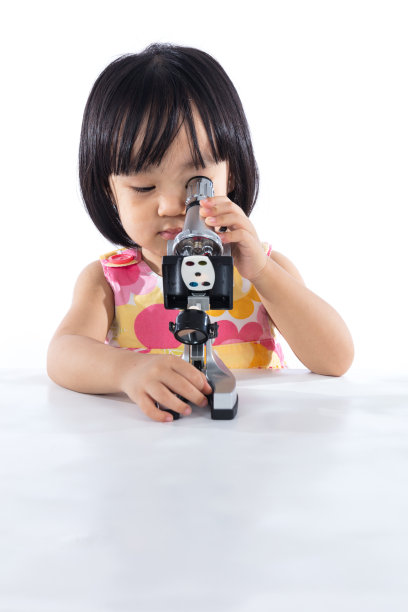 拿着显微镜的亚洲华人小女孩图片下载
