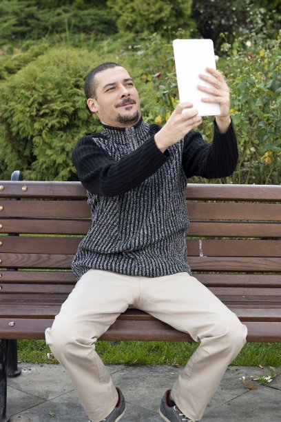 了不起的人在用平板电脑自拍图片下载