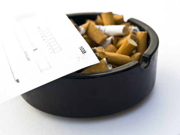 吸烟的成本图片下载