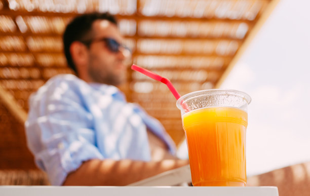 喝橙汁的年轻人图片下载