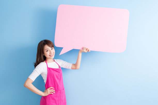 家庭主妇拿着演讲泡泡广告牌图片下载