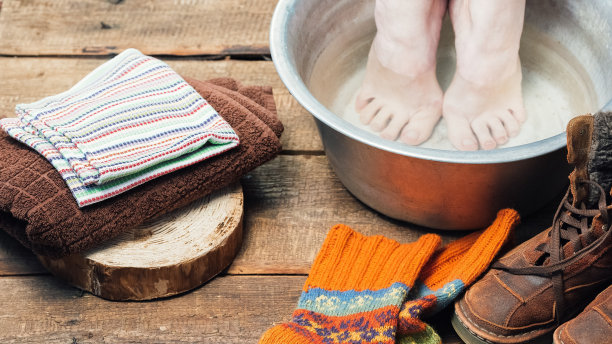 脚放在盆里洗脚素材图片