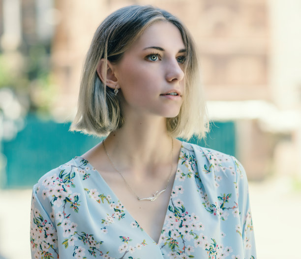 户外美女肖像。图片下载