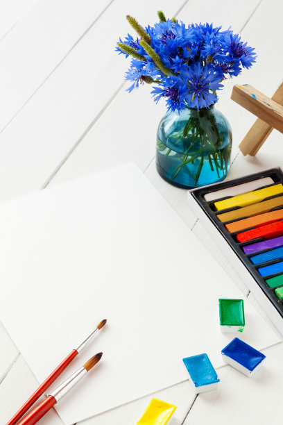 水彩颜料，刷子，蜡笔和花束图片下载