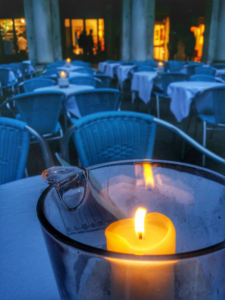 户外餐桌上的蜡烛图片下载